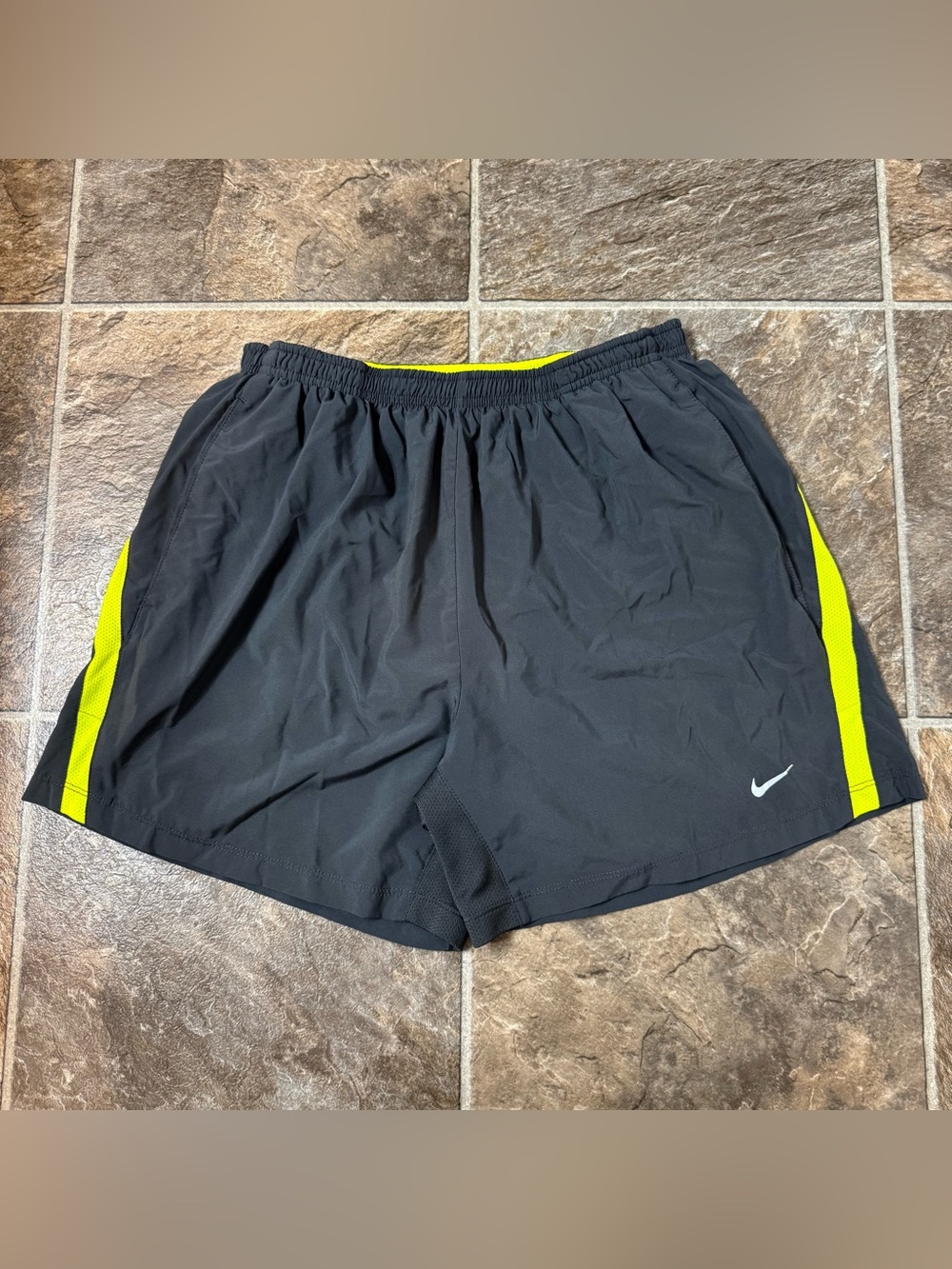 NWOT Nike Dri-FIT 7" Brief-Lined Running Shorts Mens Medium Gray Yellow Pocket
